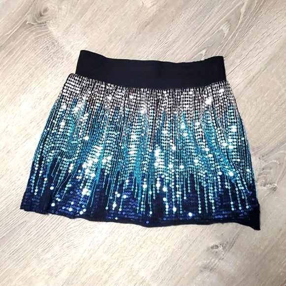 Free People Dresses & Skirts - Free People sequins skirt elastic waist size XS